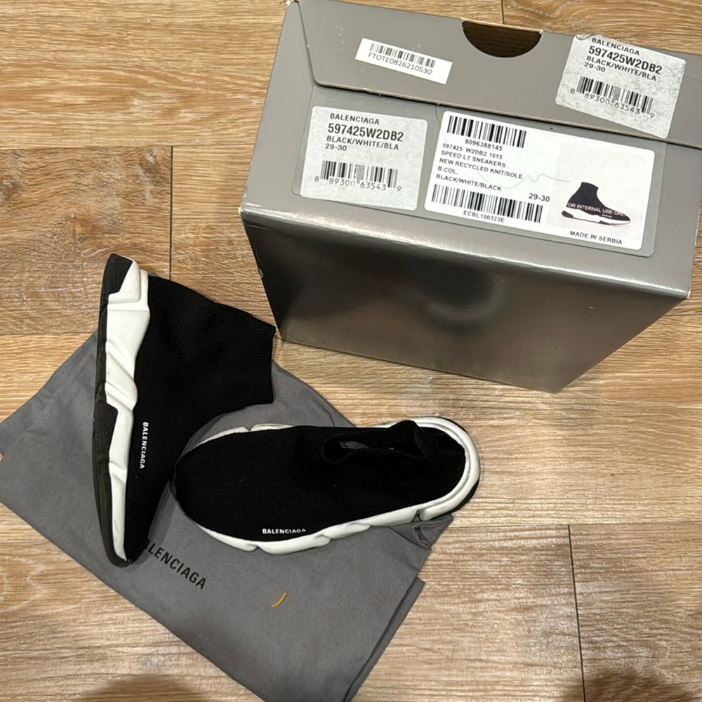 Speed Sneakers! Fly Kid